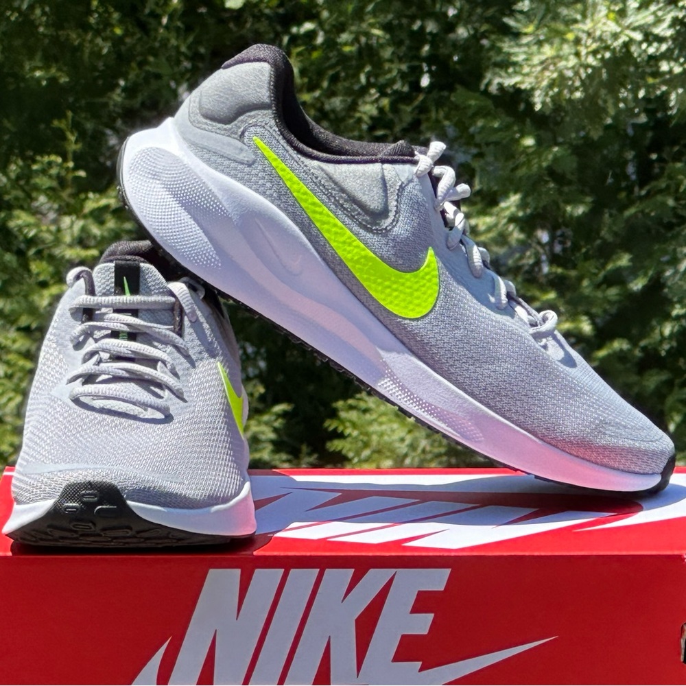 NEW Nike Revolution 7 Reflecting Casual Sneaker - US Size Mens 10.5 | Womens 12